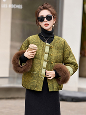 现货。现货。2025年冬季短款新中式羽绒真狐狸毛新款羽绒服，女装羽绒服，艾仟回(原伊仟回)