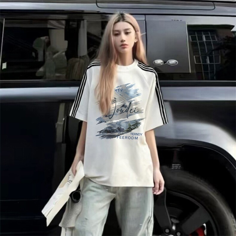 抖音得物品质二开240克宽松纯棉美式潮牌印花三条杠中性风短袖T恤图片