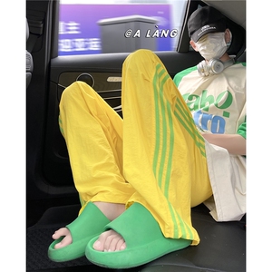 多巴胺穿搭粉色潮牌冰丝阔腿裤男条纹尼龙直筒美式降落伞兵裤子夏图片