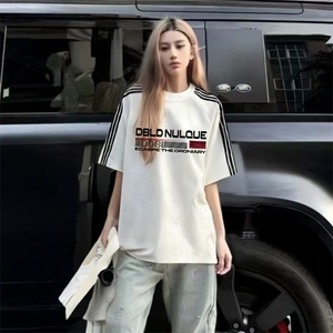 抖音得物品质二开240克宽松纯棉美式潮牌印花三条杠中性风短袖T恤图片