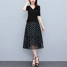 上黑下波点裙