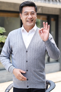 2024秋冬新款中老年男款V领纯色纽扣开衫图片