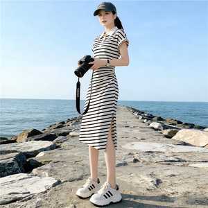 黑白条纹时尚洋气Polo领休闲连衣裙女夏新款收腰显瘦开叉中长裙子图片