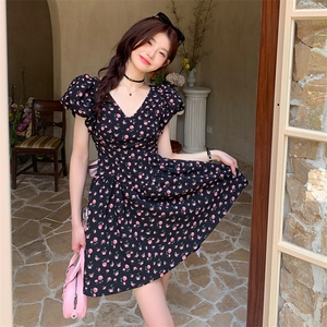 法式甜美碎花v领连衣裙女2025夏季新款韩版收腰显瘦泡泡袖短裙子图片