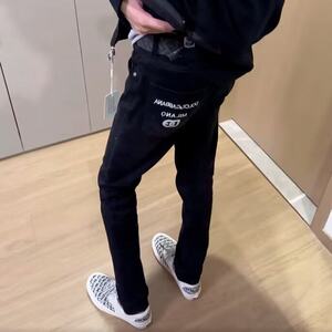 网红同款刺绣恶魔眼睛牛仔裤男潮牌黑色百搭修身小脚时尚休闲长裤,杨幂穿黑色吊带内搭图片