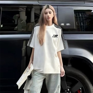 抖音得物品质二开240克宽松纯棉美式潮牌印花三条杠中性风短袖T恤图片