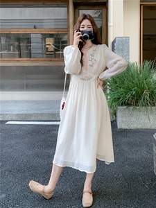 新中式刺绣连衣裙女秋季2025新款独特漂亮国风高级感气质优雅长裙图片