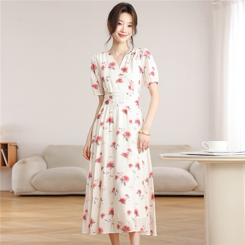 2026夏季新款玫瑰碎花连衣裙女V领泡泡袖收腰显瘦中长款茶歇裙，女装连衣裙，艾米