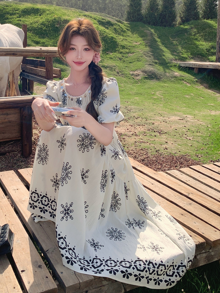 设计感民族风一字领印花长裙夏季新款露肩泡泡袖茶歇桔梗连衣裙女,女装连衣裙,浙宝208A