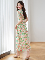 法式V领气质印花连衣裙女2025夏季新款修身显瘦洋气减龄碎花长裙，女装连衣裙，美沁