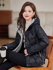 现货2025年冬季时尚休闲连帽休闲保暖羽绒服，女装羽绒服，依恋蒂丝