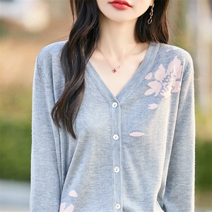 V领拼色精纺羊毛开衫女春秋玫瑰花长袖针织外套毛衣宽松休闲上衣图片