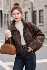 时尚豹纹面包服立领羽绒服女2024冬季新款宽松洋气短款白鸭绒外套，女装羽绒服，伊仟回
