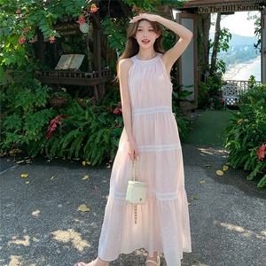 蕾丝拼接粉色挂脖露肩连衣裙女夏季新款森系绝美度假风显瘦仙女裙图片