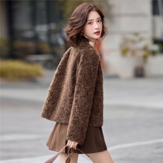 2025年秋冬新款圆领串珠羊羔毛带小挎包皮毛一体外套，女装羊羔毛/颗粒绒，鑫鑫美