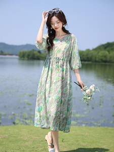 高端时尚V领碎花天丝雪纺连衣裙女2025夏季新款宽松显瘦度假裙子图片