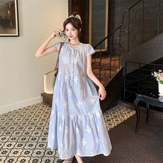 浅蓝色度假风刺绣碎花宽松连衣裙女夏2025新款高级感绝美显瘦裙子，女装连衣裙，2C279