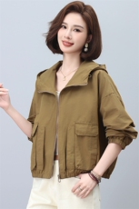 短款外套女2024春秋新款连帽妈妈休闲风衣夹克，女装短外套，忆绮罗