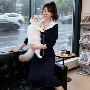 设计感时尚减龄套装女秋款修身娃娃领领开衫拉链上衣中长裙两件套