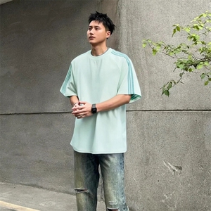 抖音得物品质二开240克宽松纯棉美式潮牌印花三条杠中性风短袖T恤图片
