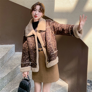 牛角扣豹纹皮毛一体外套女秋冬超火好看高级感加绒加厚羊羔毛夹克图片