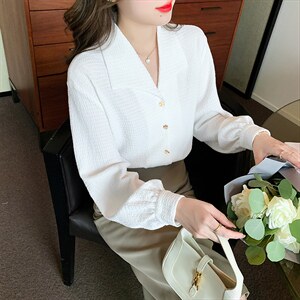春装新款高级纹理休闲宽松衬衫时尚洋气法式上衣设计感小众雪纺衫