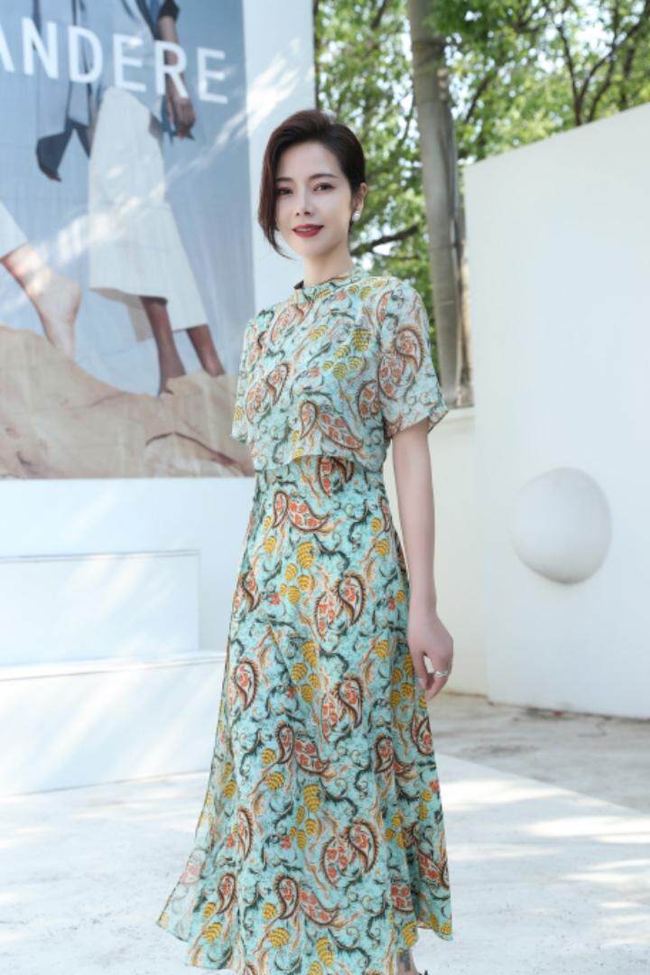 碎花气质连衣裙，女装连衣裙，蓝芝衣秀