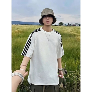 抖音得物品质二开240克宽松纯棉美式潮牌印花三条杠中性风短袖T恤图片