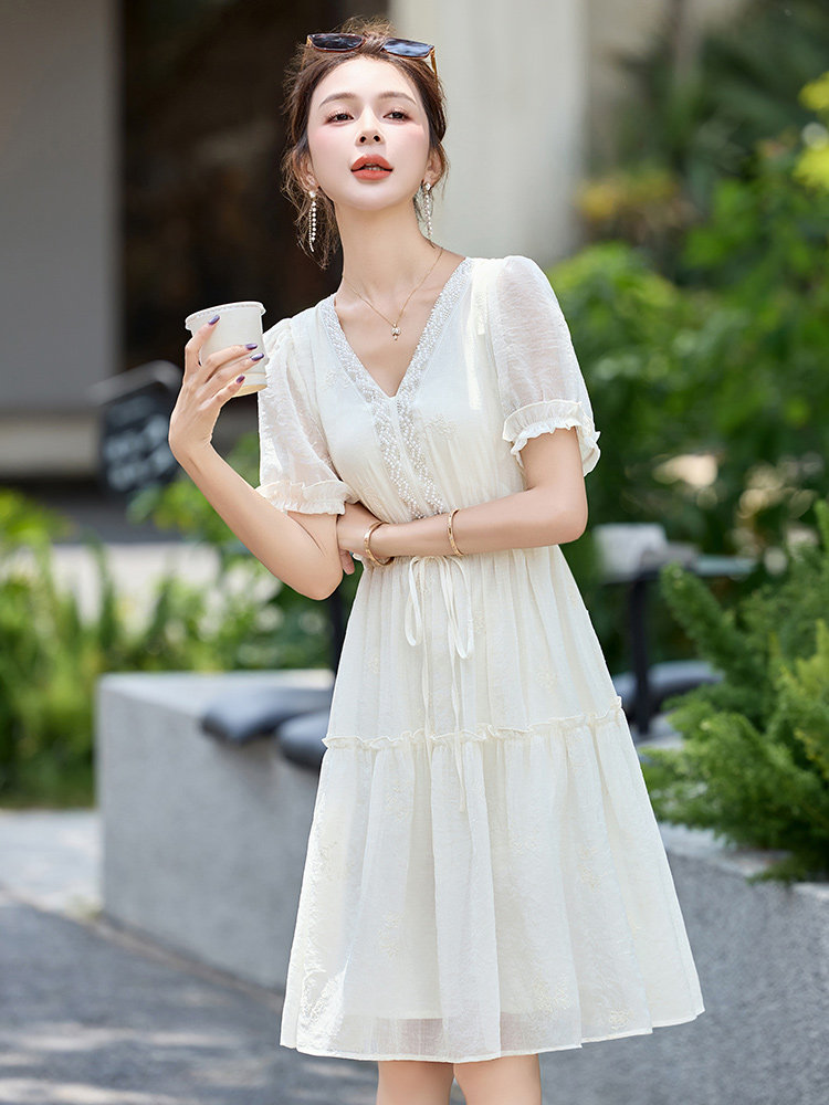 2025年夏季新款优雅钉珠V领系带刺绣连衣裙女,女装连衣裙,沁沁公主
