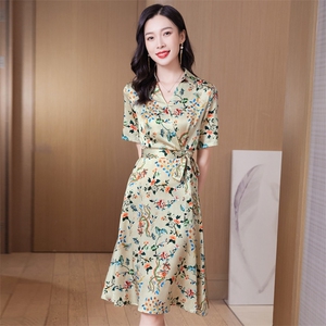 杭州重磅真丝连衣裙女夏季2026新款气质V领收腰真丝温柔碎花裙图片