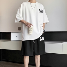上衣白色短裤黑色