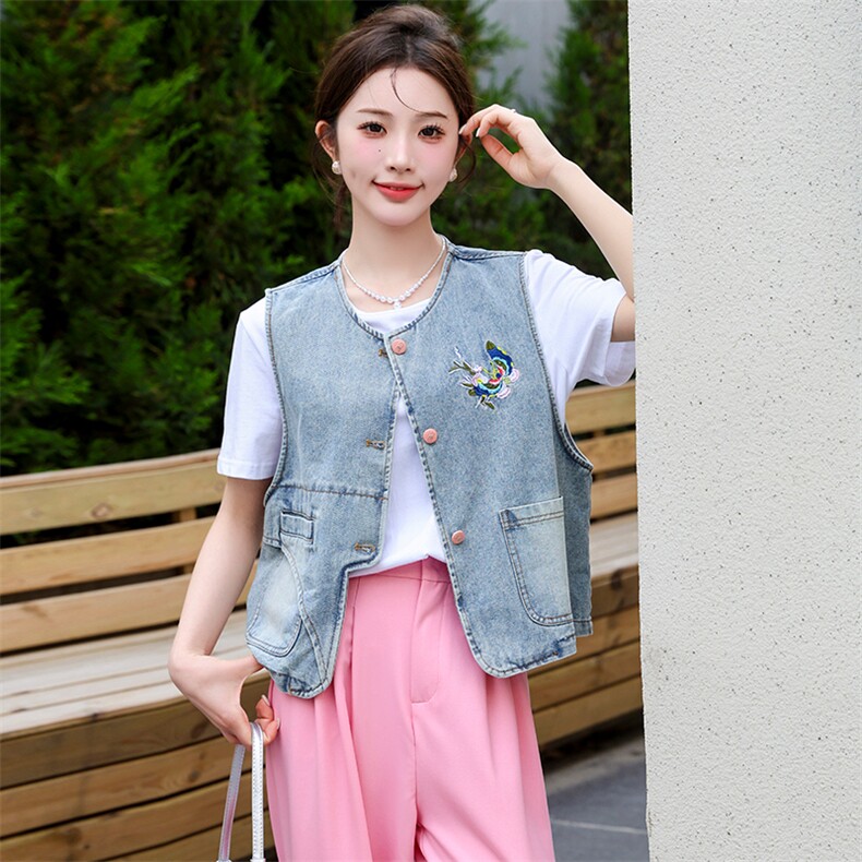 现货2024春季新款无袖牛仔马甲新中式坎肩马甲外套女刺绣上衣，女装马甲，江南女神