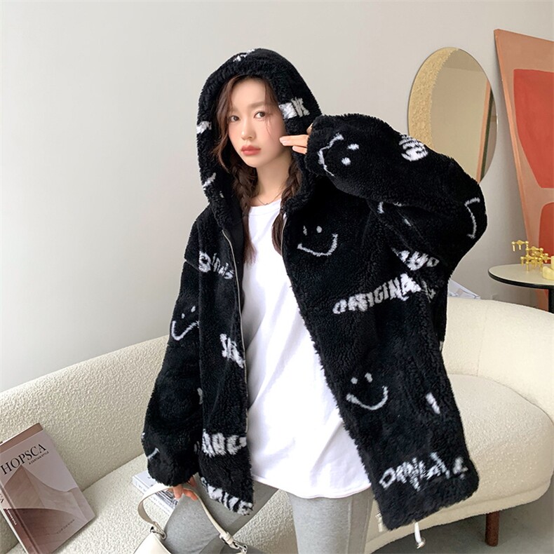 2021年冬季新款笑脸字母羊羔毛长袖立领宽松修闲仿皮草外套女，女装皮草，潮品会