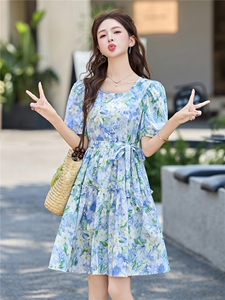 碎花连衣裙女夏2026年新款收腰遮肉显瘦温柔气质法式减龄印花裙子图片