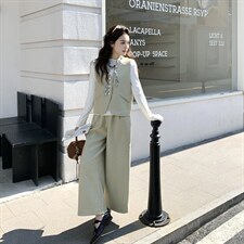 绿色套裤+白色打底
