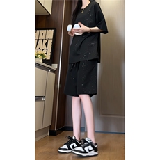 黑色