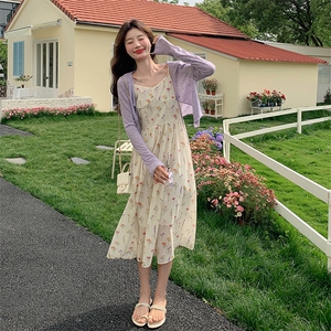 今年流行漂亮裙碎花吊带裙2025新款女开春穿搭夏日多巴胺图片