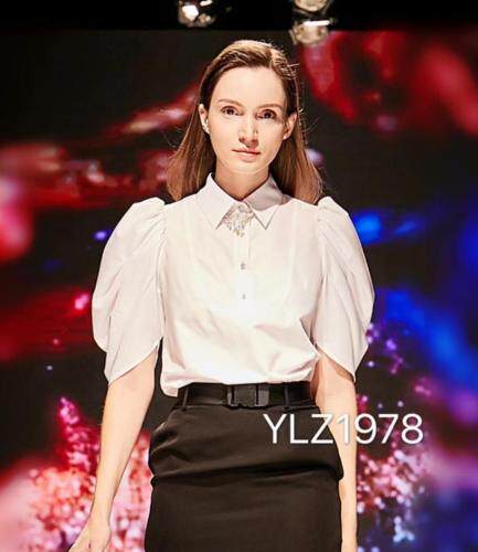 夏日里的职场衬衫加上法式浪漫泡泡袖 或许会给职场的我们减龄又，女装衬衫，听松