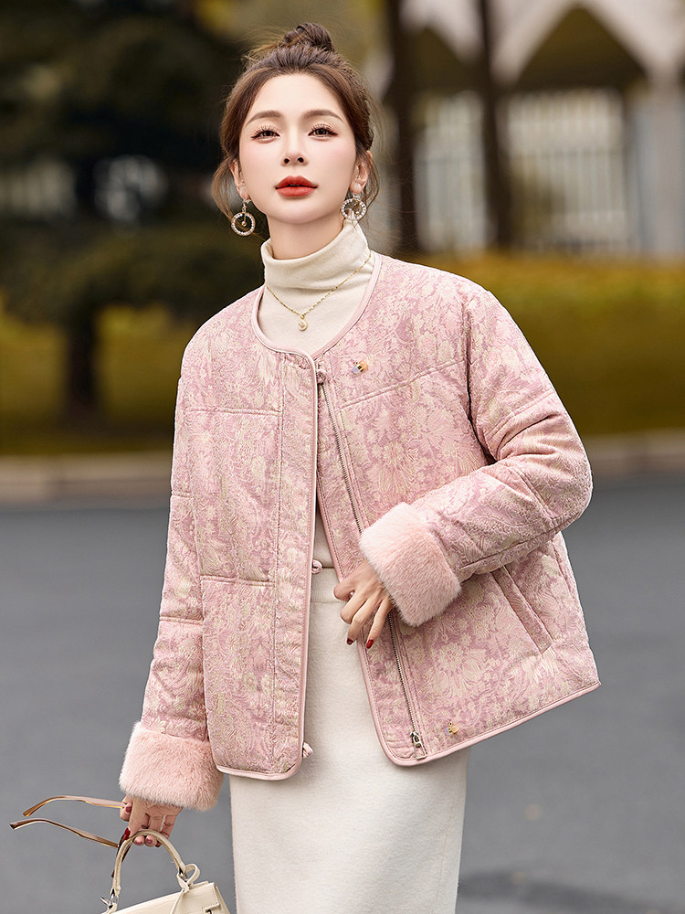 新中式国风羽绒服女2024冬季新款小个子今年流行漂亮短款粉色外套,女装羽绒服,伊仟回