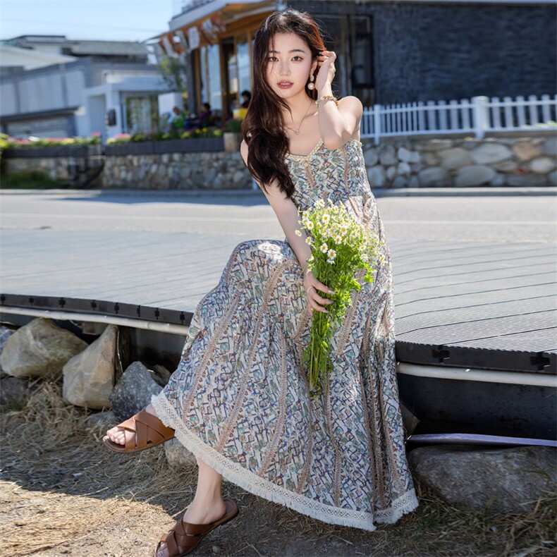 夏季新款2025女装蕾丝拼接长款沙滩裙印花吊带时尚连衣裙MJ2520,女装连衣裙,铭街依杨