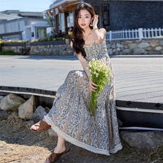 夏季新款2025女装蕾丝拼接长款沙滩裙印花吊带时尚连衣裙MJ2520，女装连衣裙，铭街依杨