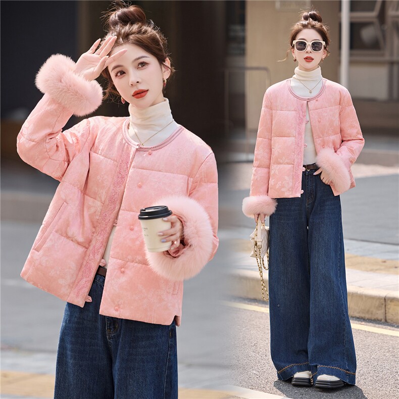 现货。2025年潮冬季真狐狸毛重工刺绣钉珠短款新中式羽绒服新款,女装羽绒服,艾仟回(原伊仟回)