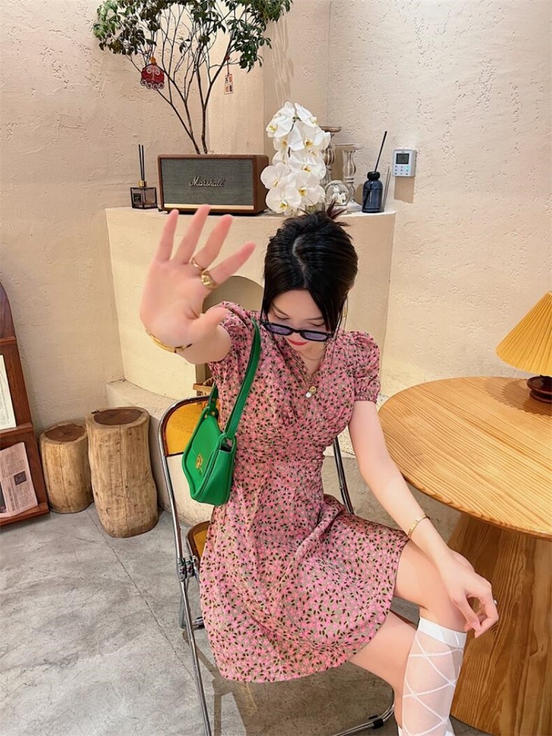前侧两边抽皱连衣裙，女装连衣裙，玩美