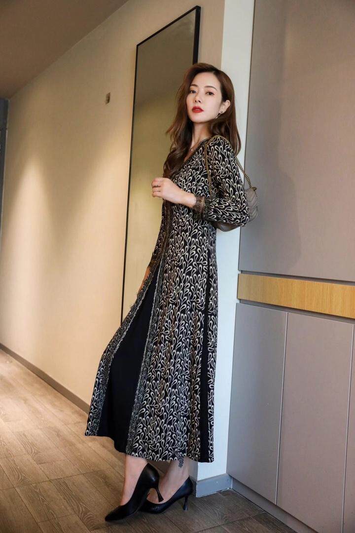 气质碎花连衣裙，女装连衣裙，蓝芝衣秀