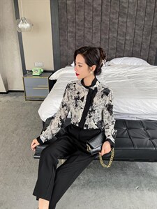 花边领子衬衣图片