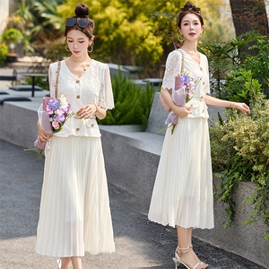 优雅蕾丝拼接连衣裙女2025夏新款法式V领名媛设计感假两件百褶裙，女装连衣裙，韩然一族