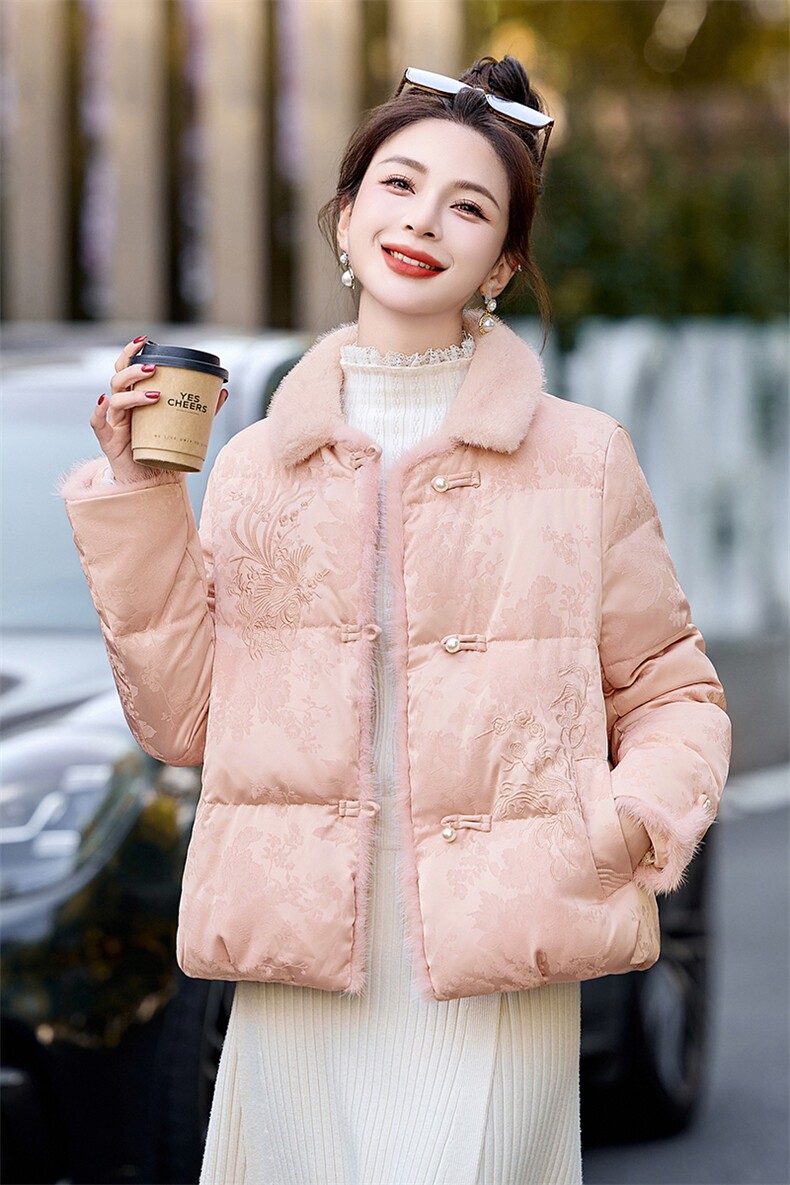 水貂毛拼接国风刺绣羽绒服女2025冬季新款粉色气质白鸭绒短款外套,女装羽绒服,美沁