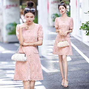 粉色小香风蕾丝连衣裙女2024夏季新款小个子方领甜美气质收腰短裙图片