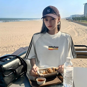 抖音得物品质二开240克宽松纯棉美式潮牌印花三条杠中性风短袖T恤图片