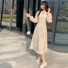 现货2024年春季新女时尚气质优雅显瘦碎花网红连衣裙，女装连衣裙，煊芮熙